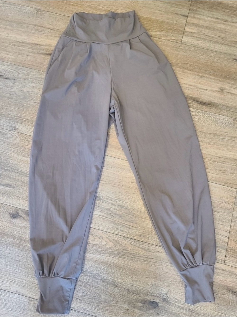 Ariel High-Waist Relaxed Fit Pants in Clay-Gray